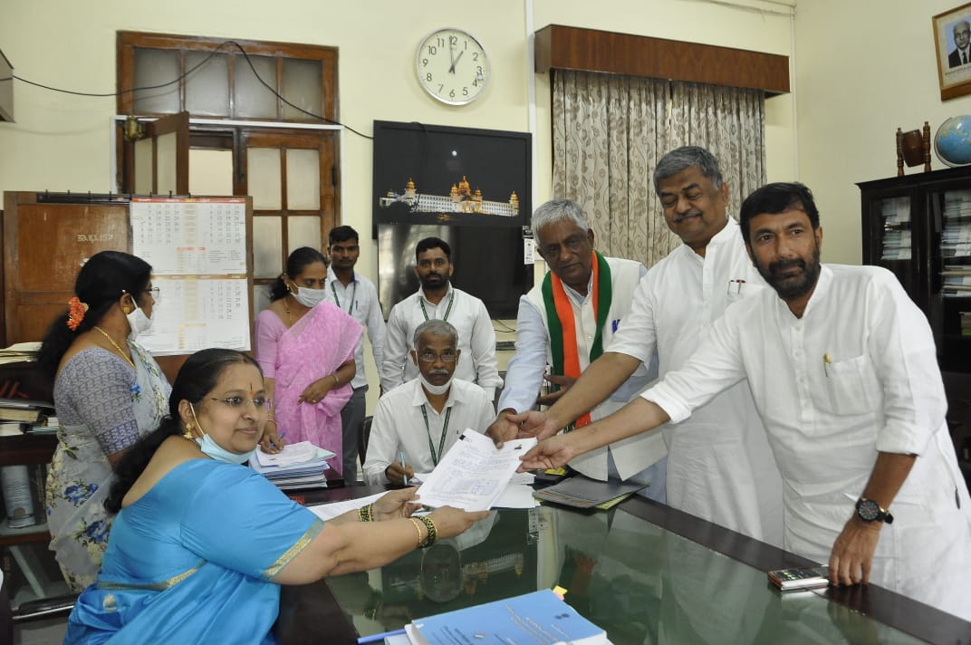 laxman-savadi-nomination-submitted-to-council-election