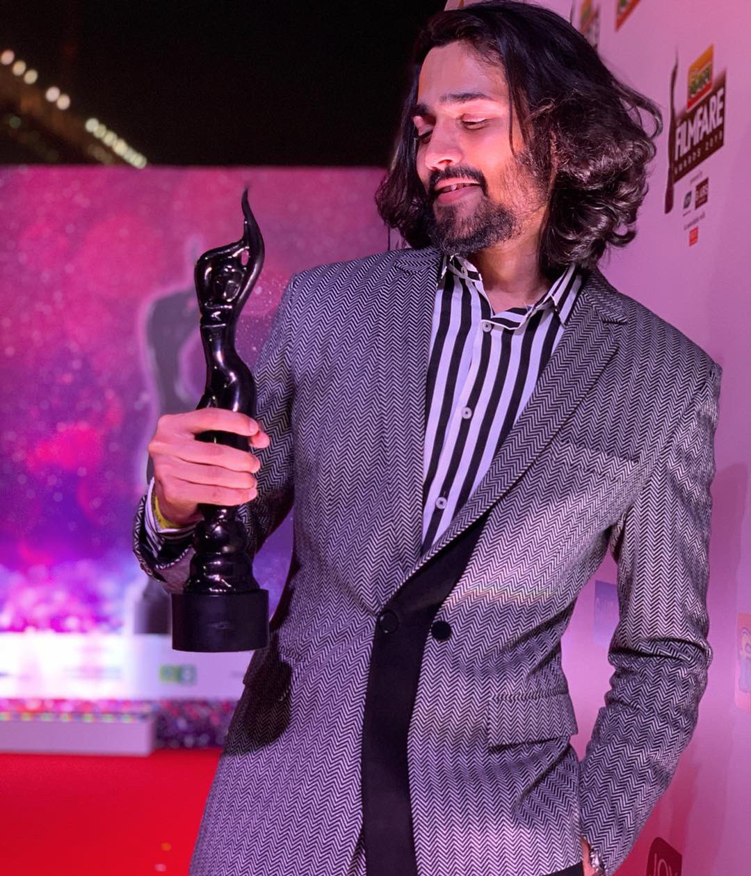 Bhuvan Bam holding his first Filmfare for short film Plus Minus