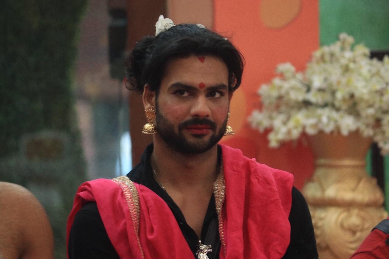 Bigg Boss 13: Vishal cross-dresses as Paras' 'mausi'