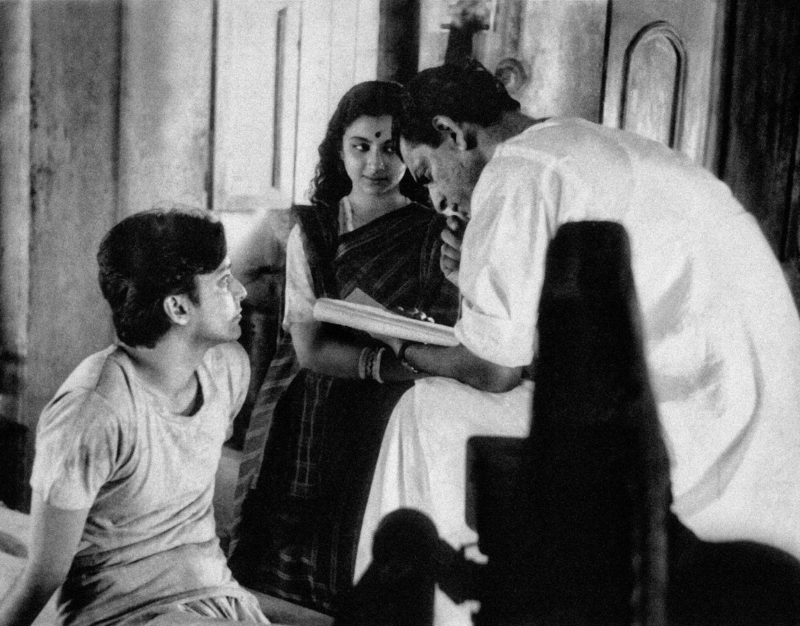 Sharmila tagore mourns over Soumitra chatterjee