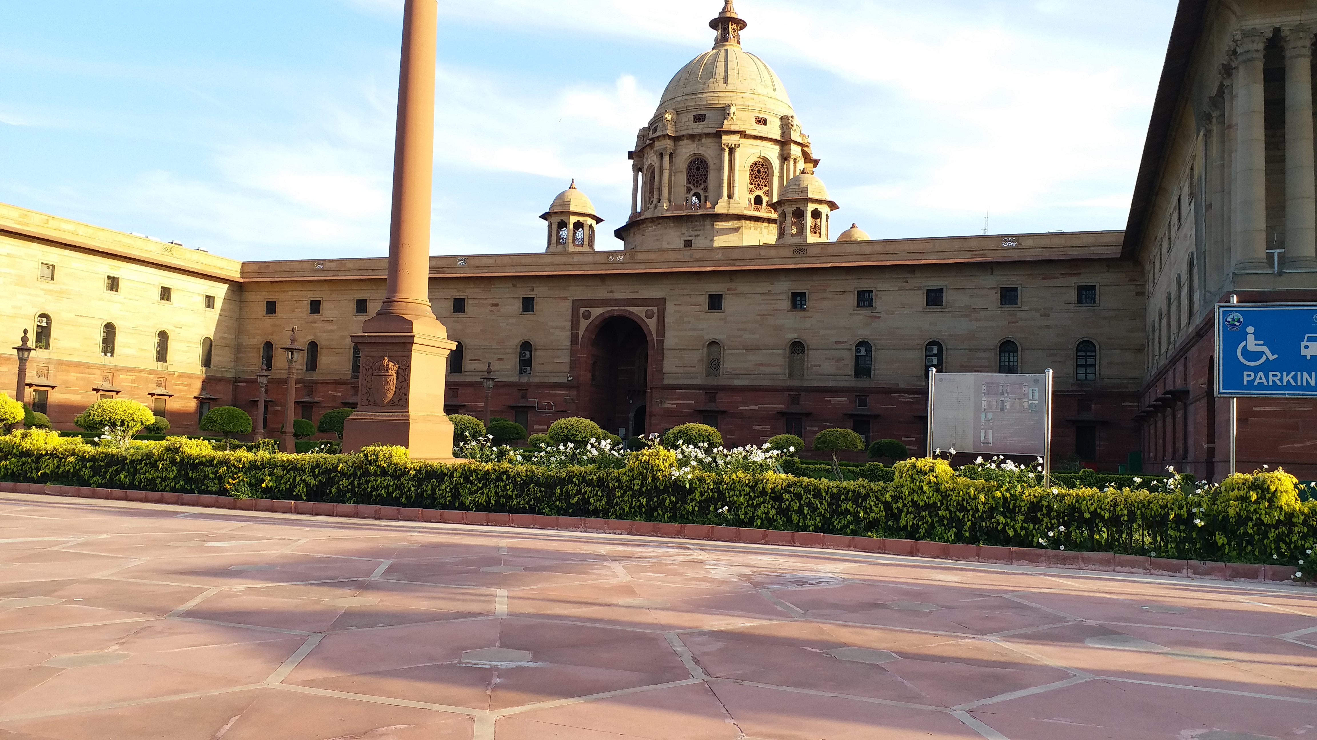 انڈیا گیٹ سے صدارتی محل صاف ستھرا دکھتا ہے