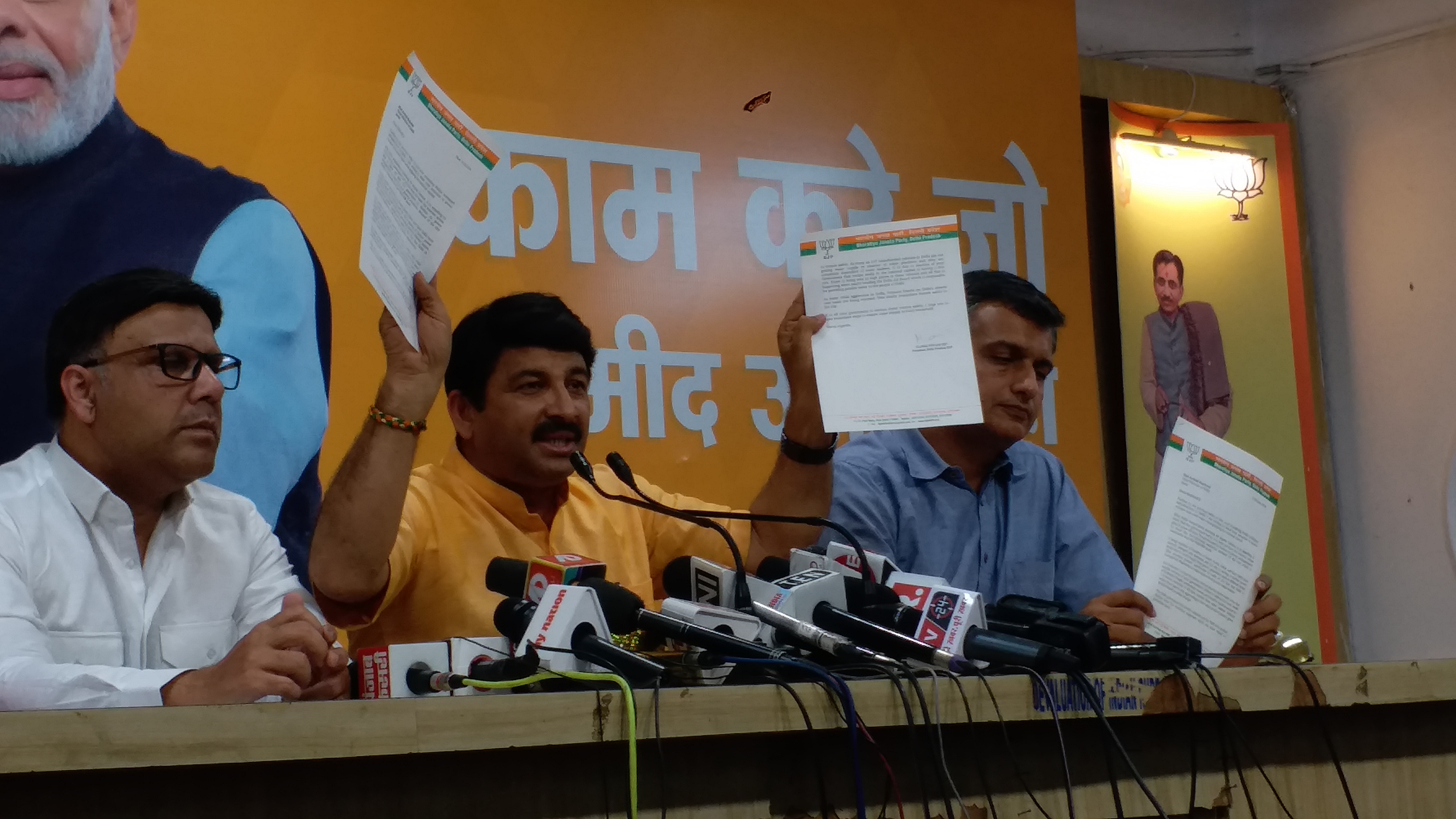 manoj tiwari attack on cm arvind kejriwal over water crisis