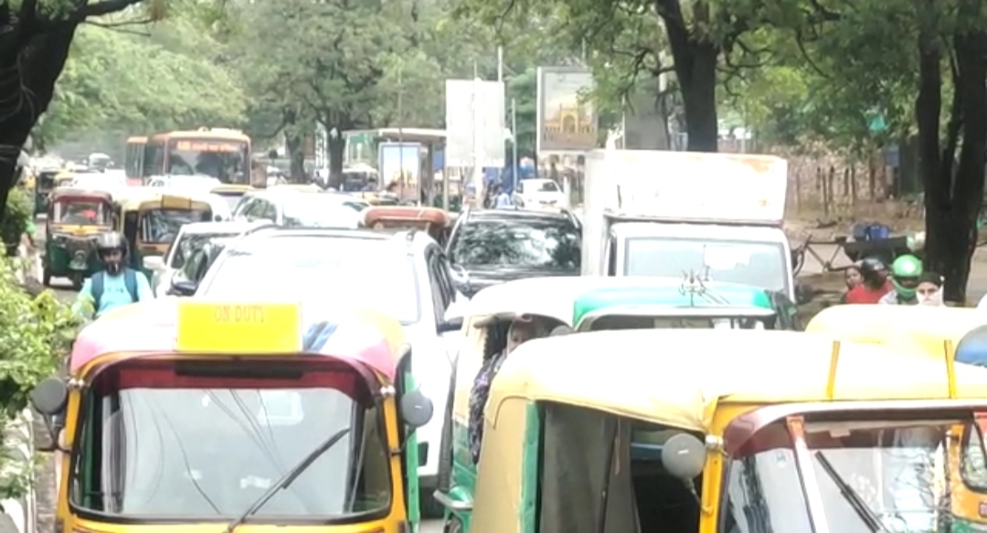 दिल्ली में ट्रैफिक व्यवस्था पूरी तरह से चरमराई