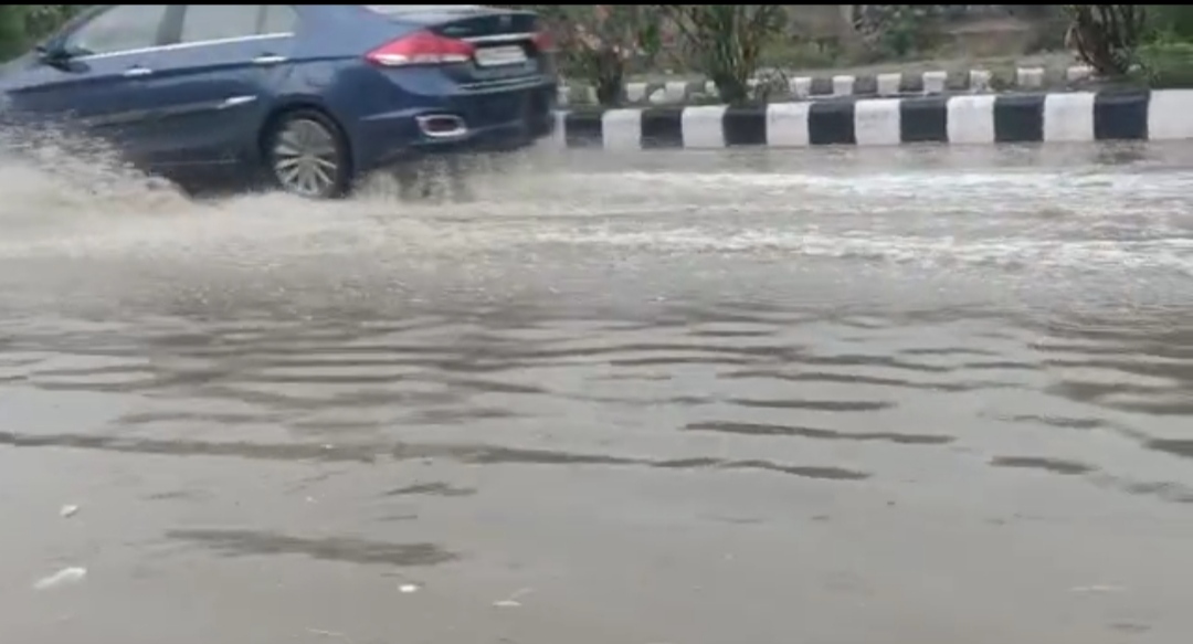 दिल्ली में बारिश ने बढ़ाई लोगों की मुसीबत