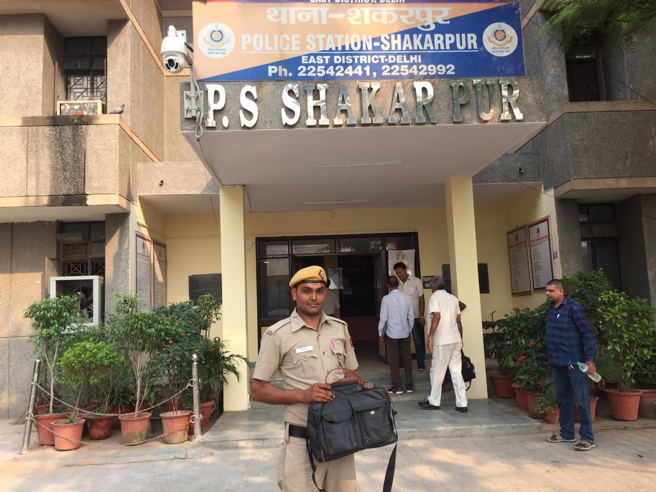 shakarpur police good work  Stolen bag from car, found in one and half hour