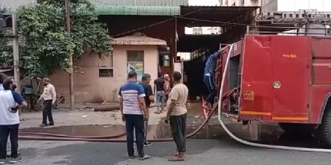 Massive fire broke out in Noida electrical panel factory dozen fire tenders on spot