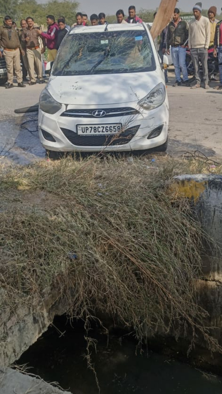 Uncontrollable car falls into sewer on service road of Yamuna Expressway two dead one critical