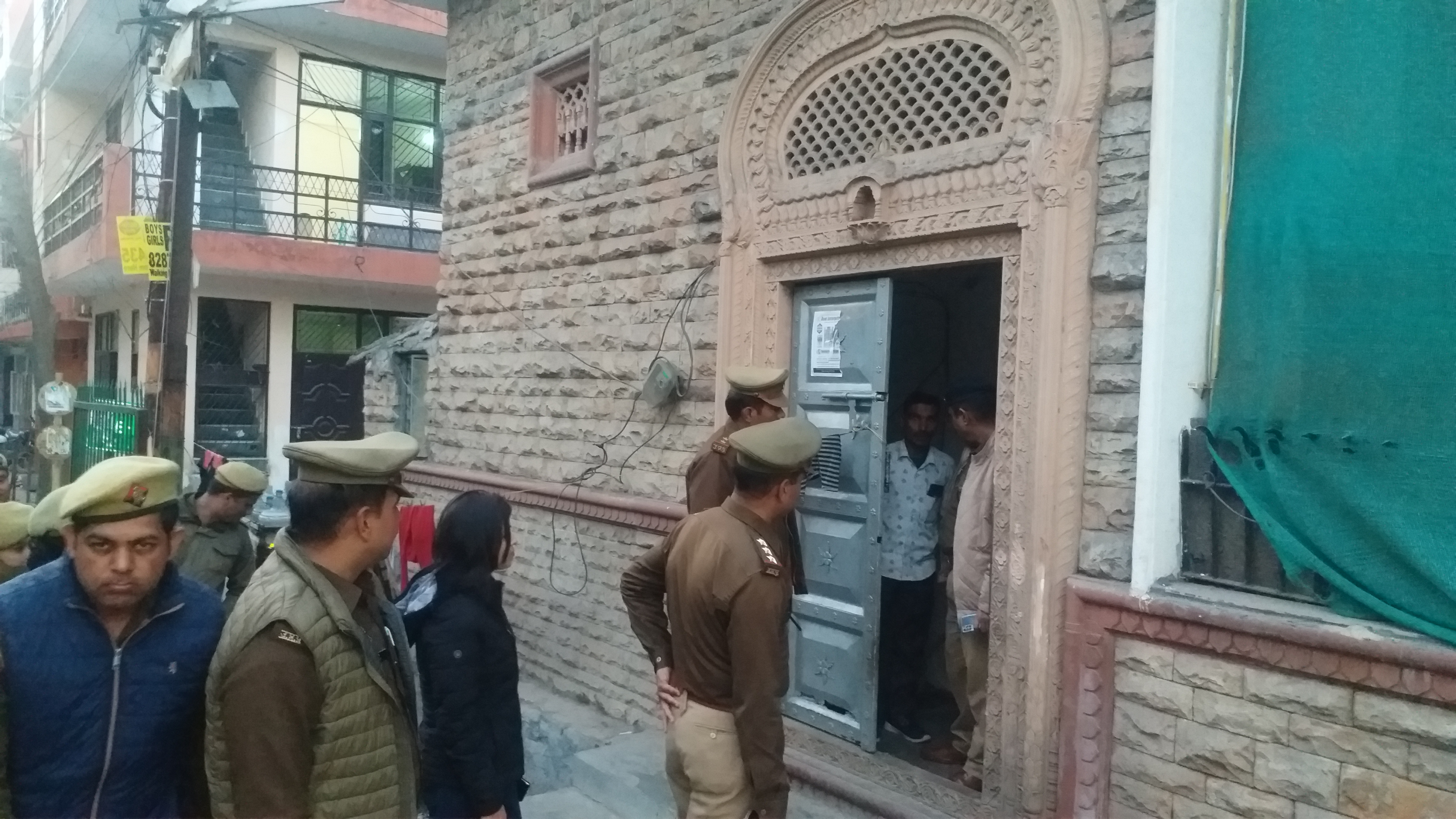 पुलिस अधिकारियों ने आसपास रहनेवाले लोगों से भी की पूछताछ.