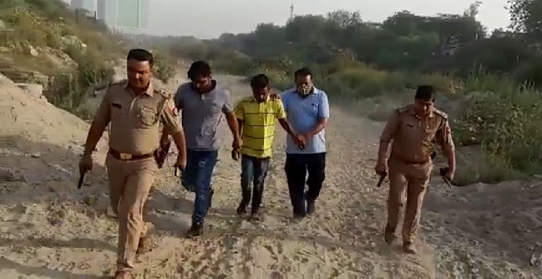 Noida police arrested three miscreants in encounter two miscreants absconded