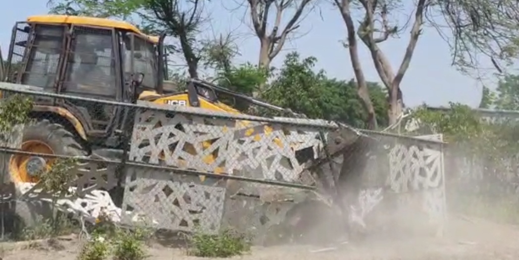 Noida Authoritys bulldozer ran on illegal farm house