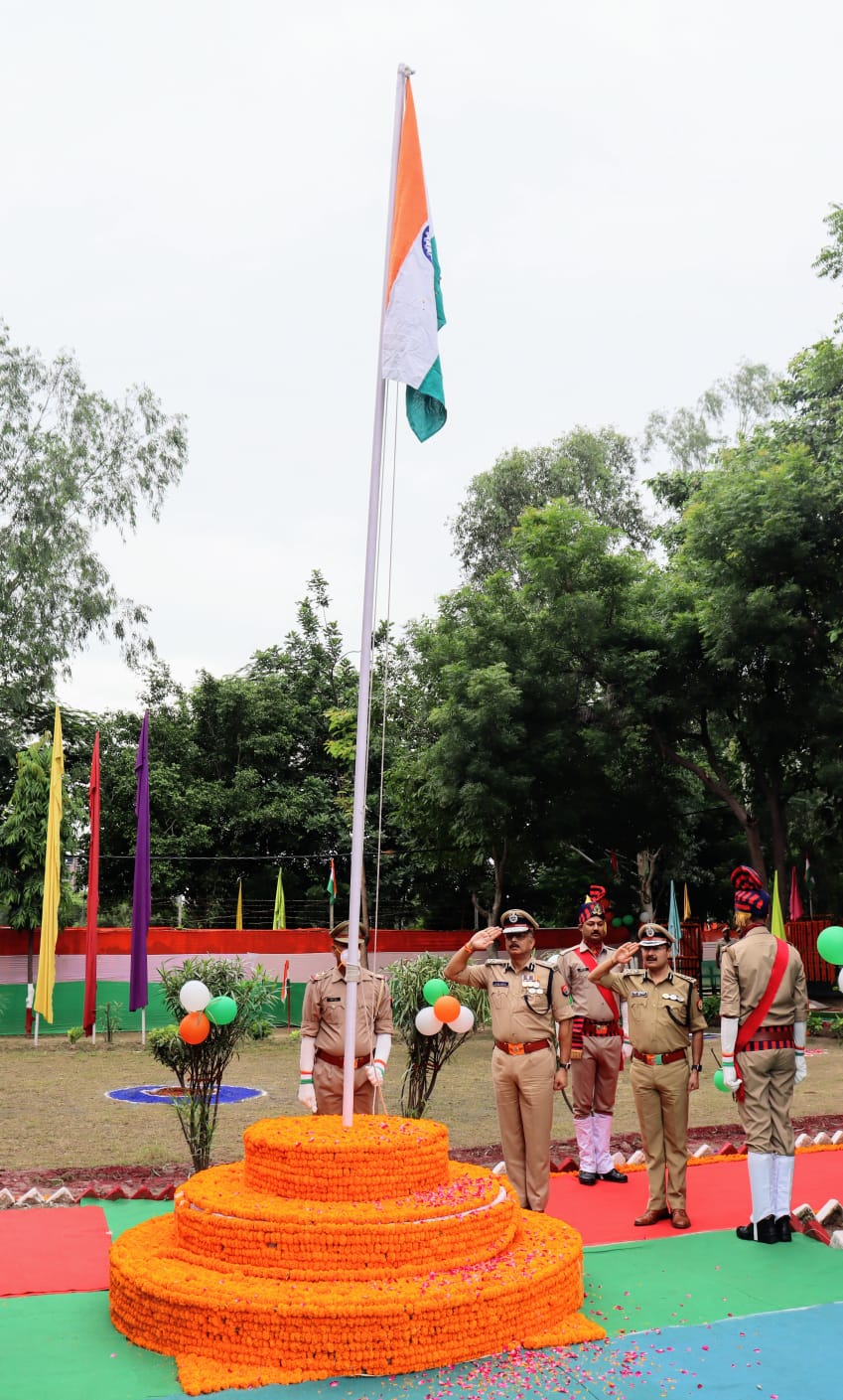 सूरजपुर पुलिस लाइन में तिरंगा फहराया