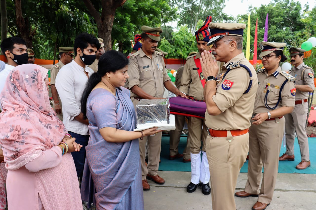 पुलिसकर्मियाें के परिजन काे सम्मानित करते पुलिस कमिश्नर.