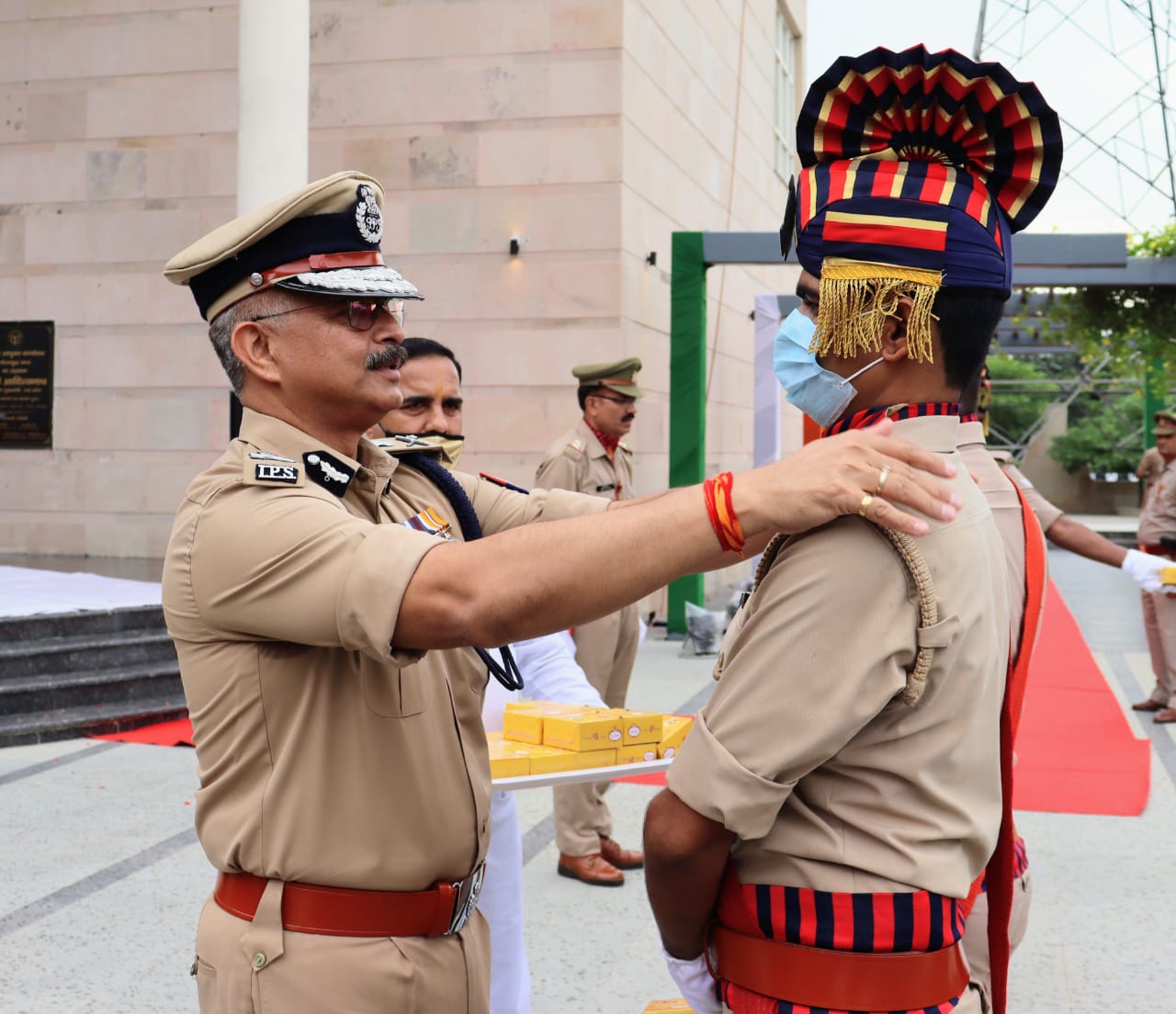 पुलिस कर्मियाें काे सम्मानित करते कमिश्नर.