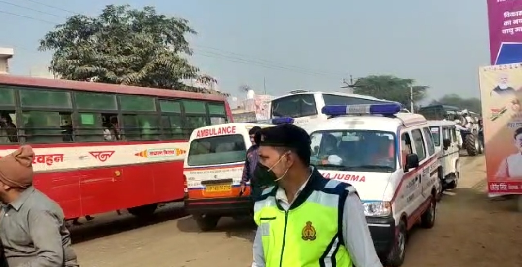 सड़क किनारे खड़ी पुलिस.