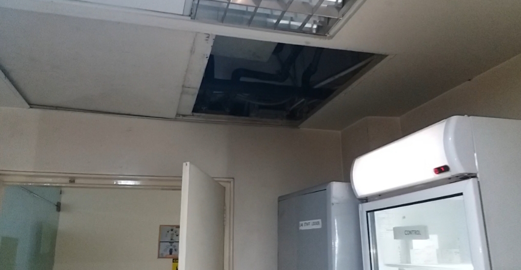 false-ceiling-of-noida-district-hospital-is-giving-accident-to-accidents