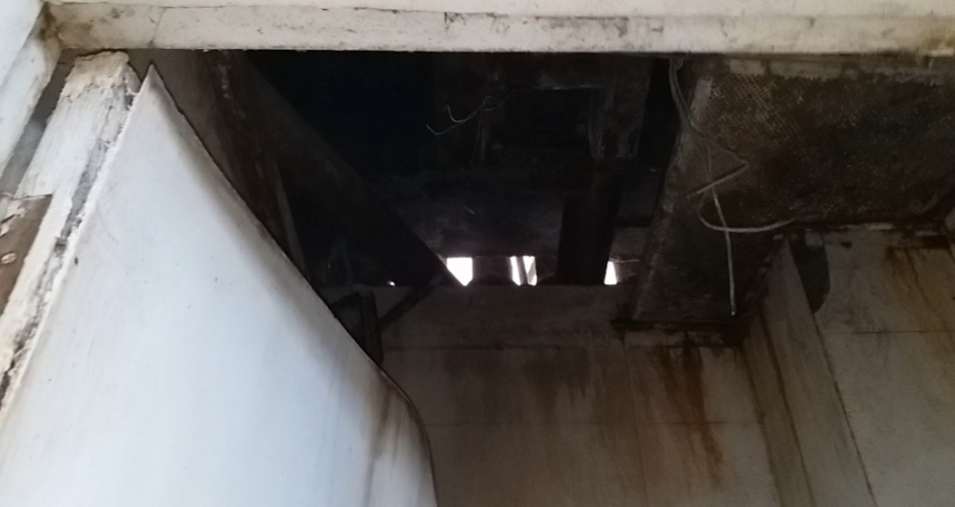 false-ceiling-of-noida-district-hospital-is-giving-accident-to-accidents