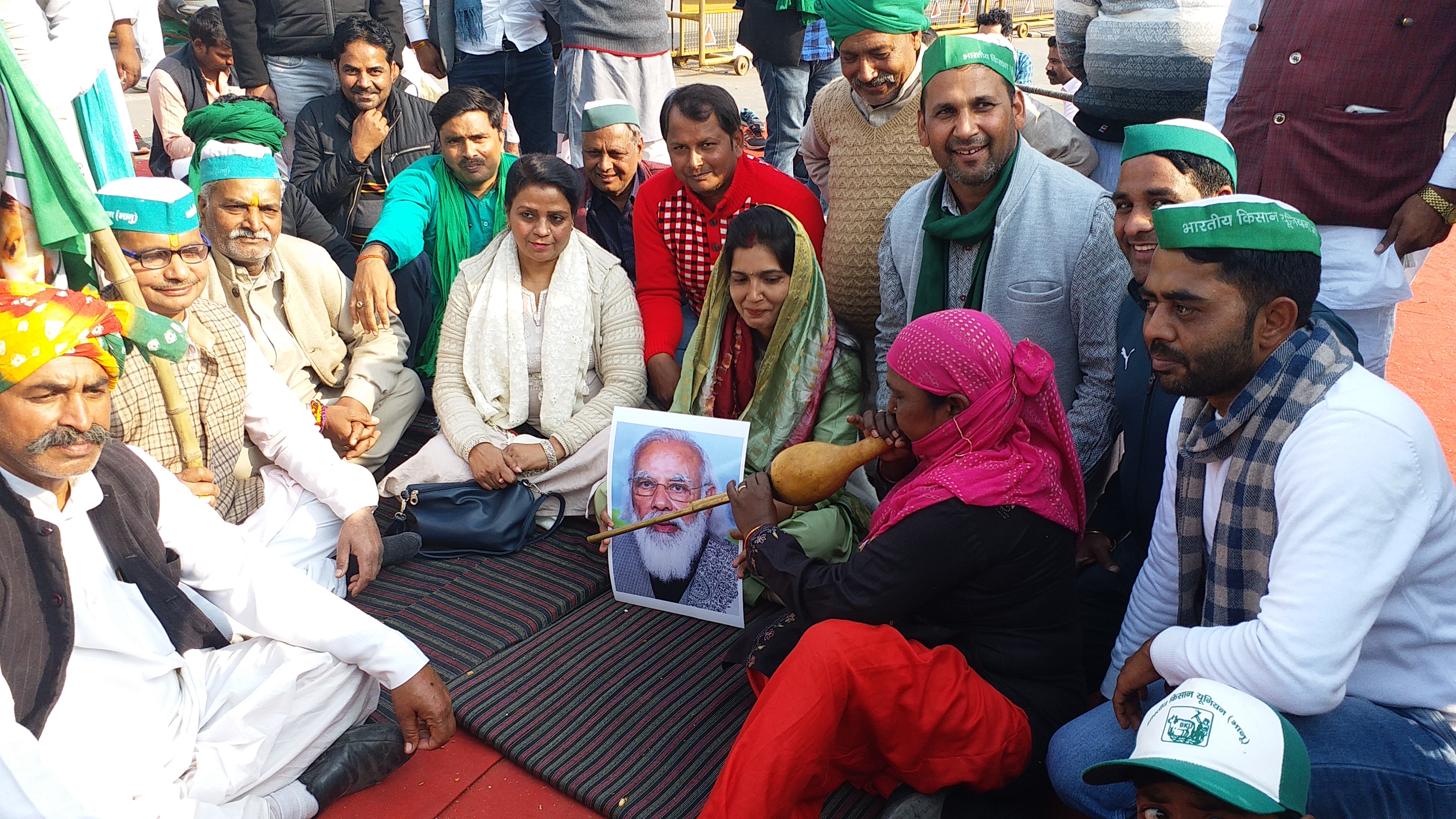 farmers played bean in front of pm modi photo at chilla boarder