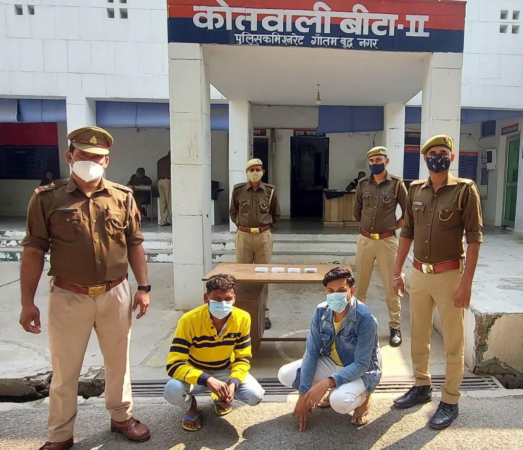 पुलिस हिरासत में आराेपी.