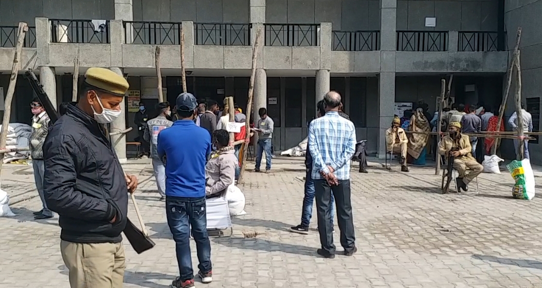 young and elder vores casting vote in noida