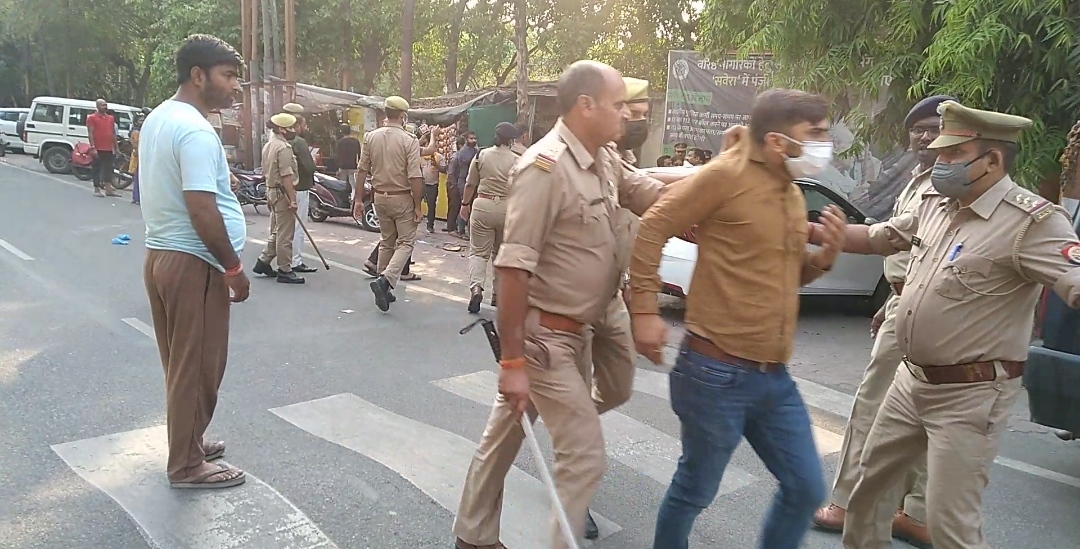 hindutva-organization-orgy-in-police-station-militant-activists-beat-up-policemen-fiercely