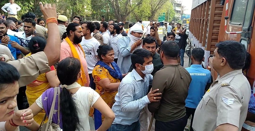 hindutva-organization-orgy-in-police-station-militant-activists-beat-up-policemen-fiercely