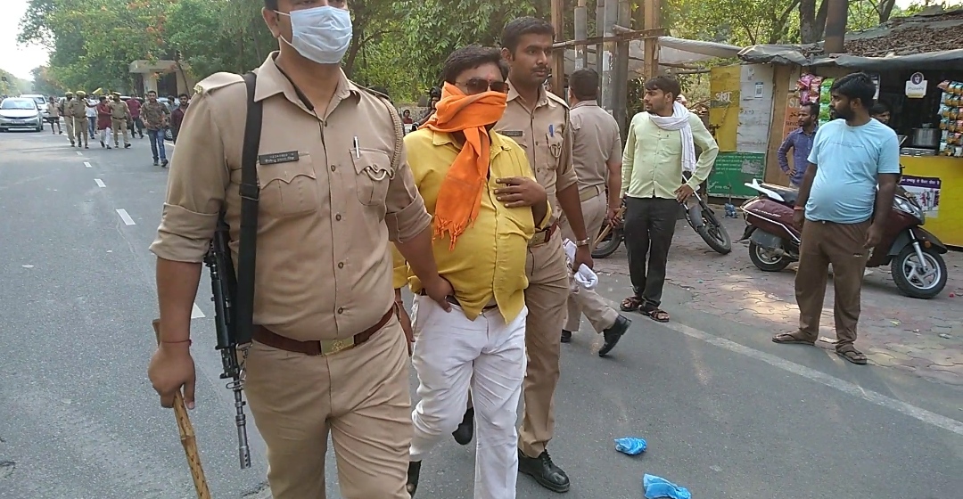 hindutva-organization-orgy-in-police-station-militant-activists-beat-up-policemen-fiercely