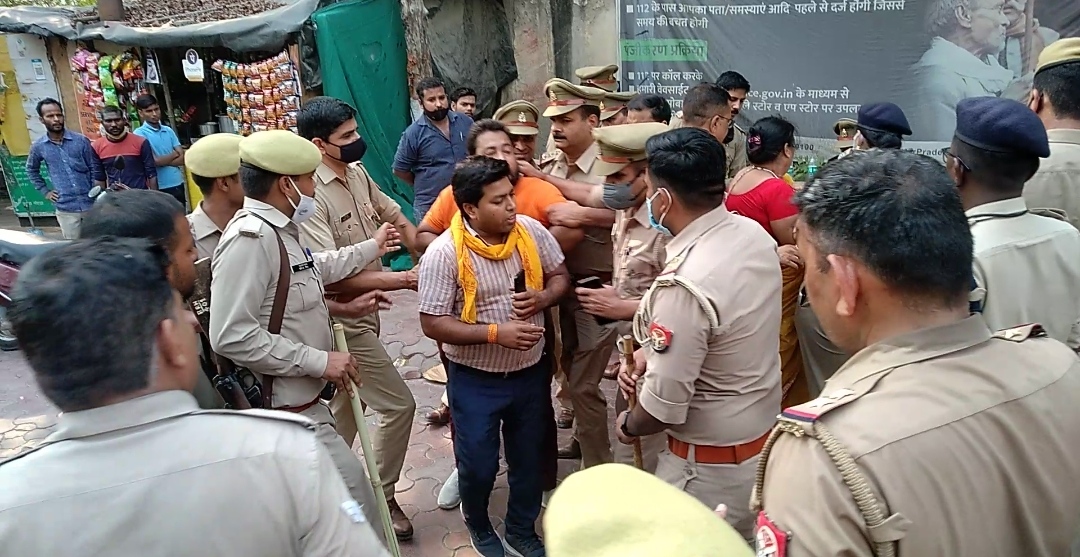 hindutva-organization-orgy-in-police-station-militant-activists-beat-up-policemen-fiercely