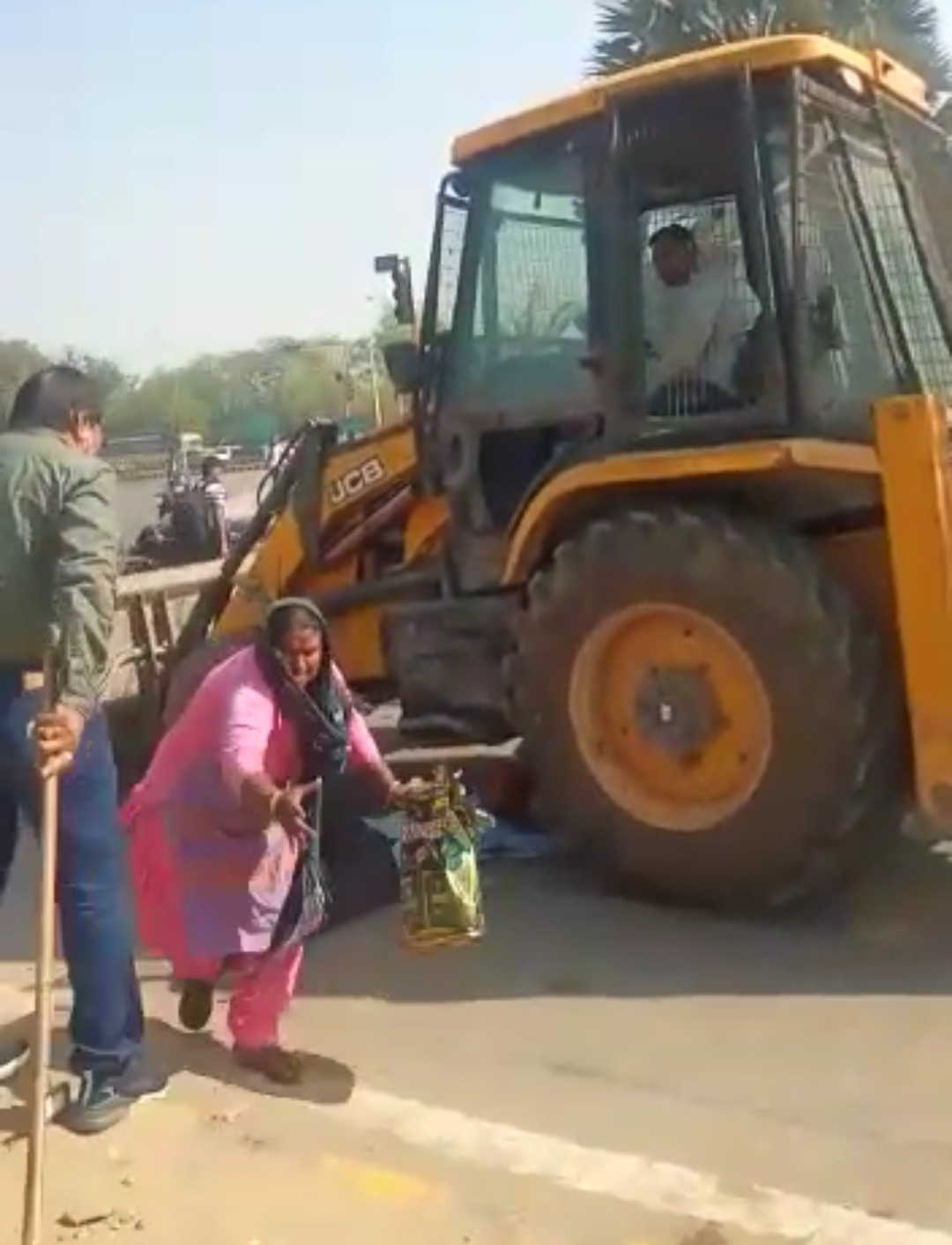 Officers snatched employment of poor selling water at Pari Chowk bulldozers run on water carts