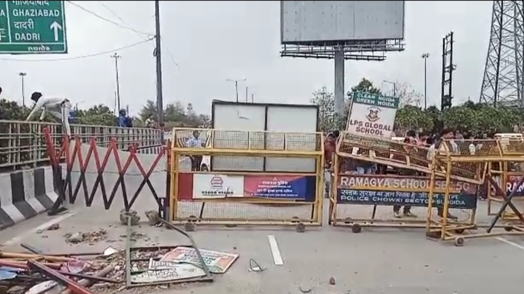 Road opened suddenly due to protests in Shaheen Bagh