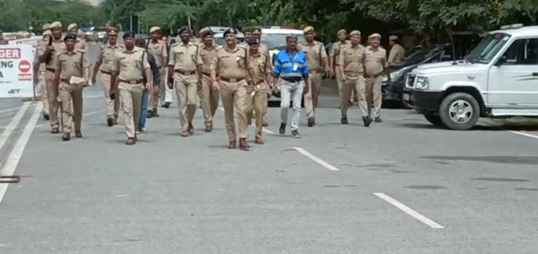 noida police march