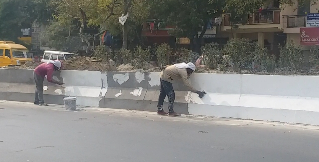 Beginning to make Noida red light free U-turns are being made after ending the intersection