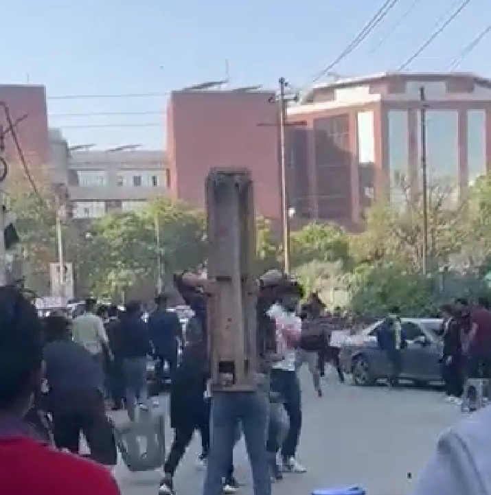 Students of Noida high profile university fiercely beat up handcart