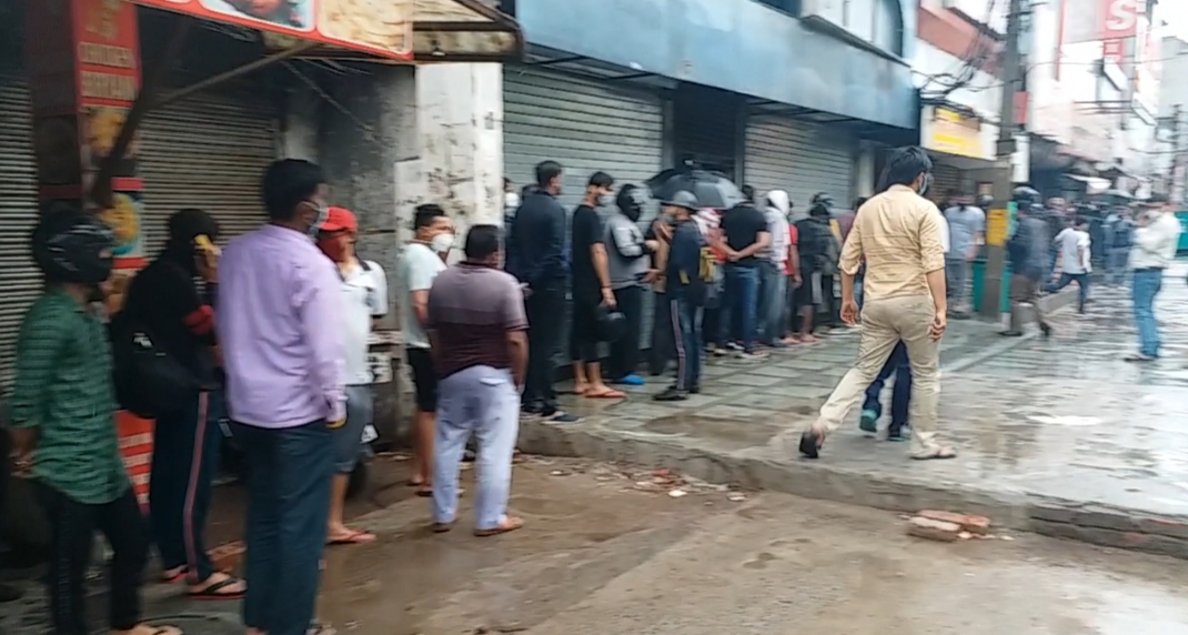 people came to buy liquor despite the rain in noida