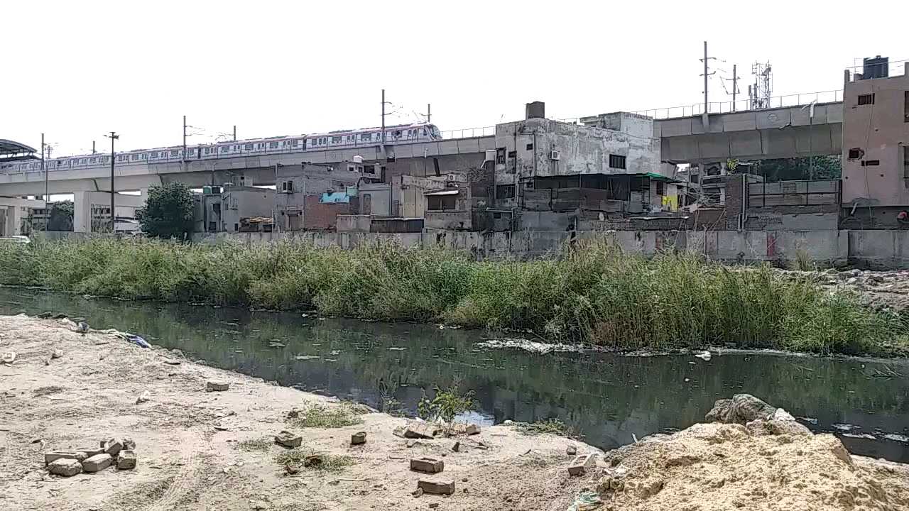 Unknown dead body found in drain Jafrabad Metro Station delhi