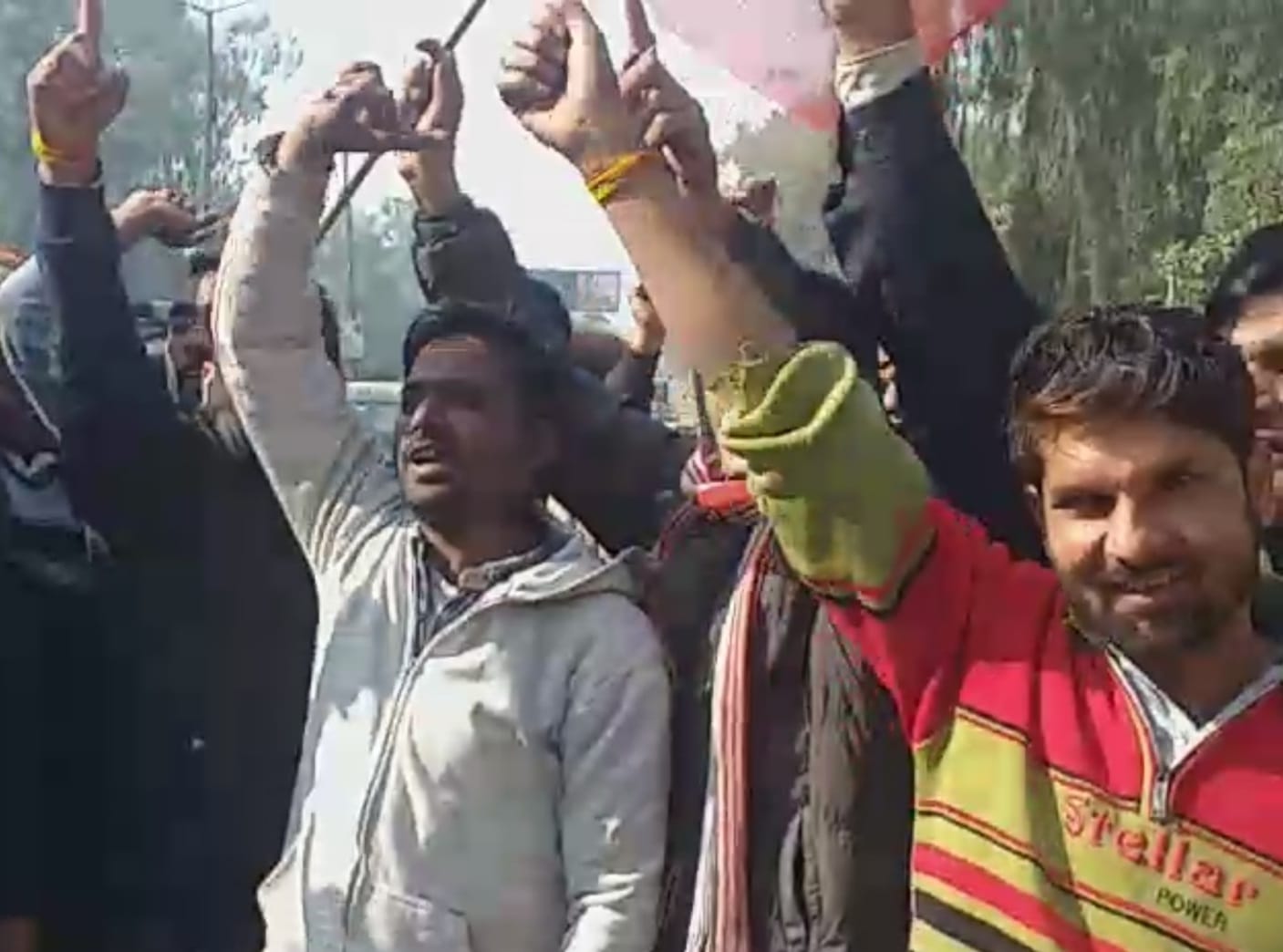 Auto rickshaw drivers of Ghaziabad protest against the new decree of SP Traffic