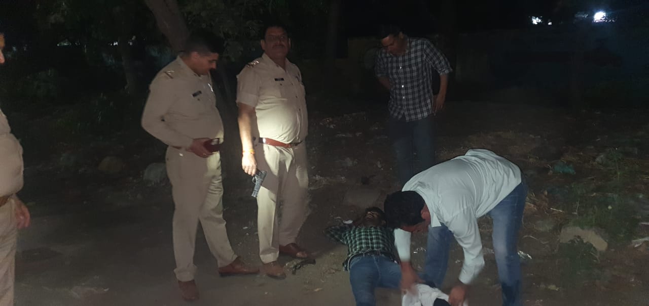 vicious-crook-arrested-by-ghaziabad-police-in-encounter-accused-injured-by-bullet