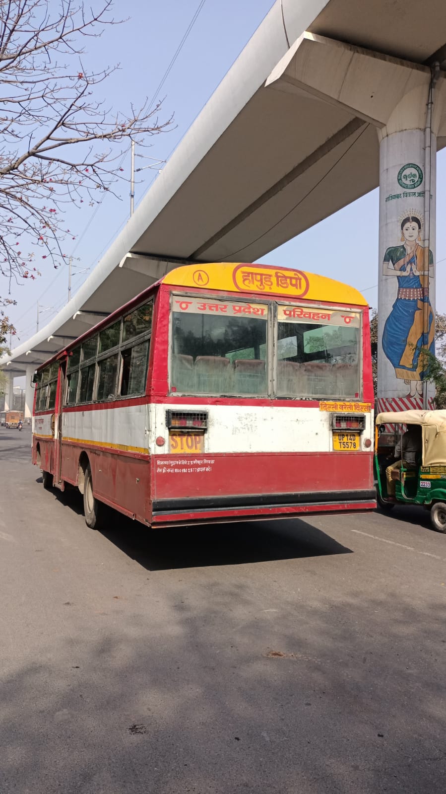 Youth coming down from a moving bus in Ghaziabad dies after coming under wheel