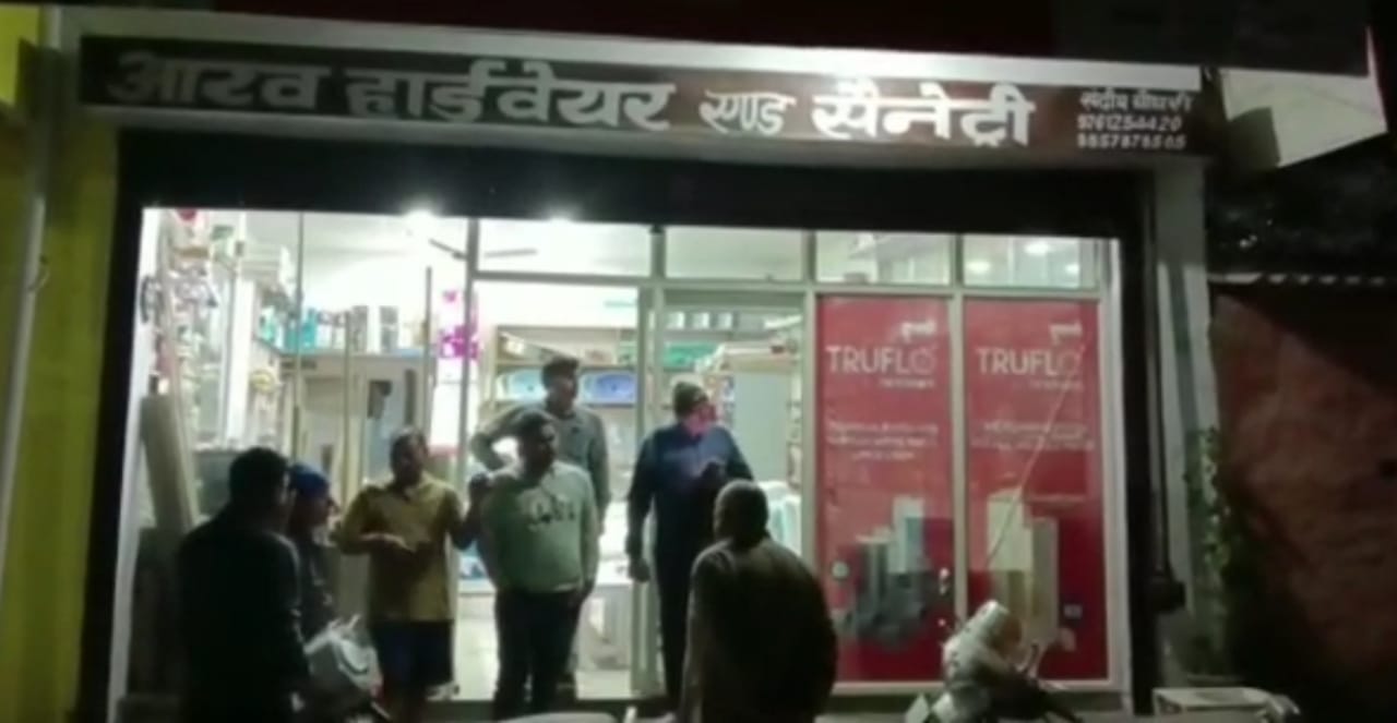 Robbery in broad daylight at tip of a gun in a hardware shop in Ghaziabad incident captured in CCTV