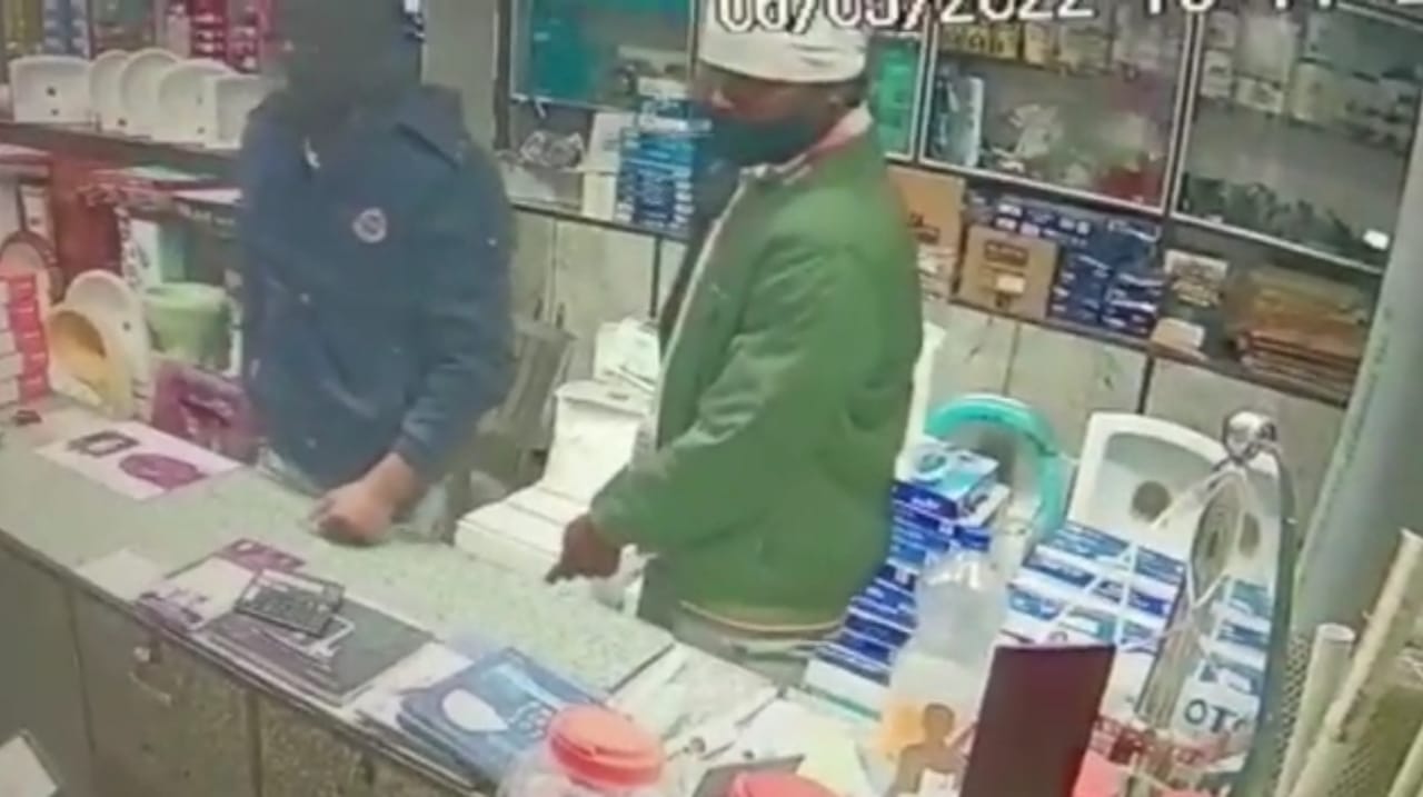 Robbery in broad daylight at tip of a gun in a hardware shop in Ghaziabad incident captured in CCTV