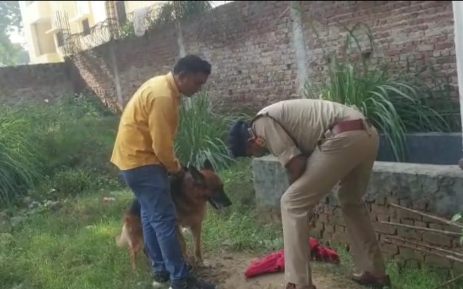 घटना स्थल पर जांच करती पुलिस.