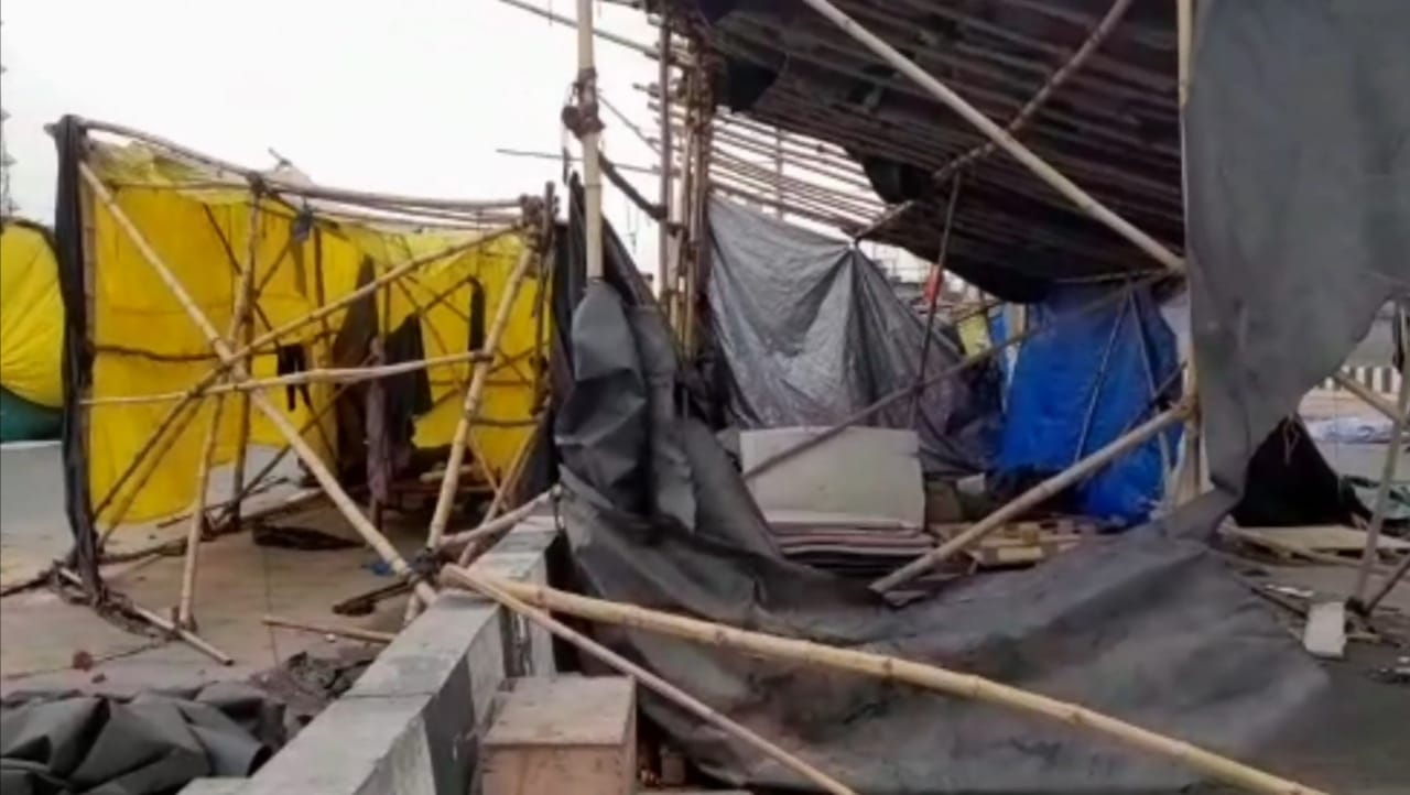 farmers-night-shelter-at-ghazipur-border-uprooted-after-thunderstorm