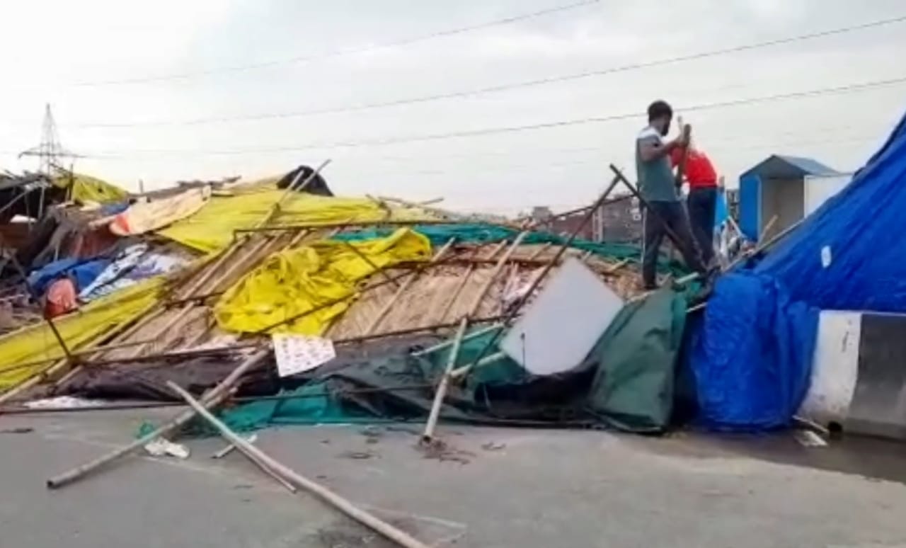 farmers-night-shelter-at-ghazipur-border-uprooted-after-thunderstorm