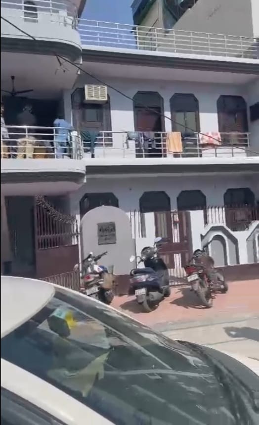 गाजियाबाद में काराेबारी के घर से लूट के बाद माैके पर पहुंची पुलिस.