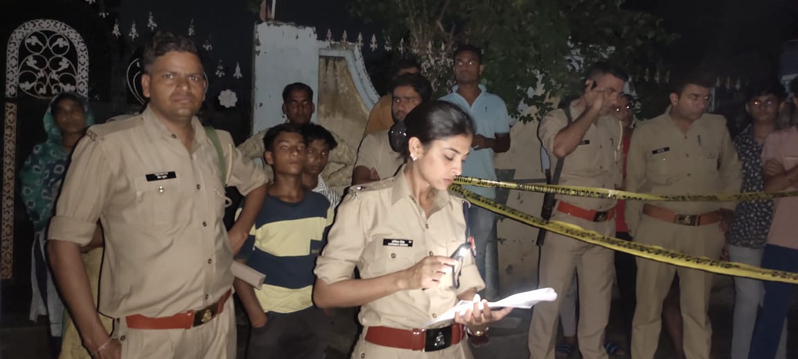 घटना स्थल पर जांच करती गाजियाबाद पुलिस.