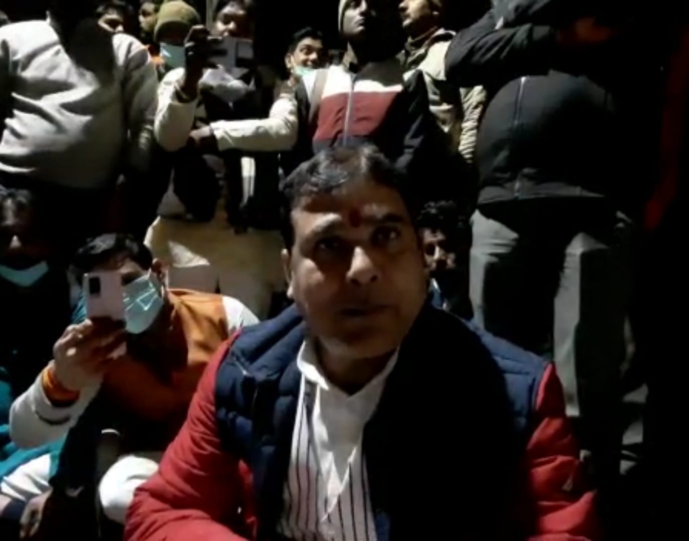 Loni BJP MLAs sit on dharna with supporters