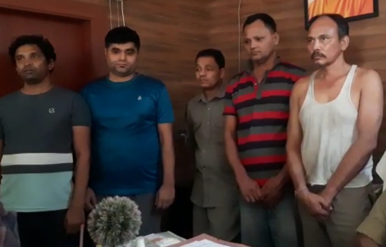 नेपाली नौकर ने लूट के लिए बच्चों को खिलाई नशीला पदार्थ