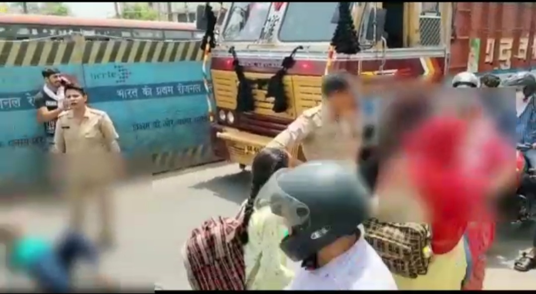 woman lying on highway alleging rape in delhi