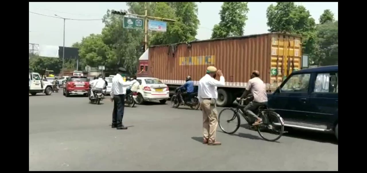 ghaziabad police following traffic rules to people amid lockdown 4