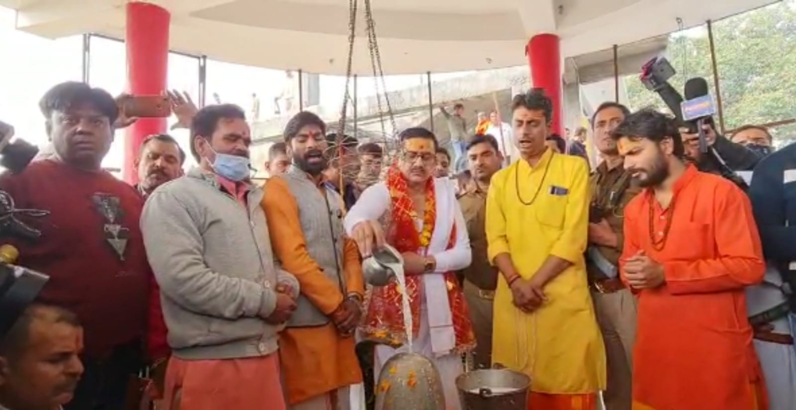 Wasim Rizvi convert to Hindu, Wasim Rizvi convert to Hindu in Dasna temple, Wasim Rizvi convert to sanatana dharma, Mahant Narasimha Ananda Sarawati, Uttar Pradesh Dasna temple, ಹಿಂದೂಗೆ ಮತಾಂತರಗೊಂಡ ವಸೀಂ ರಿಜ್ವಿ, ದಾಸ್ನಾ ದೇವಾಲಯದಲ್ಲಿ ಹಿಂದುಗೆ ವಸೀಂ ರಿಜ್ವಿ ಮತಾಂತರ, ಸನಾತನ ಧರ್ಮ ಸೇರಿದ ವಸೀಂ ರಿಜ್ವಿ, ಇಸ್ಲಾಂ ಬಿಟ್ಟು ಹಿಂದೂ ಸೇರಿದ ವಸೀಂ ರಿಜ್ವಿ, ಮಹಂತ್ ನರಸಿಂಹ ಆನಂದ ಸರಾವತಿ, ಉತ್ತರಪ್ರದೇಶ ದಾಸ್ನಾ ದೇವಾಲಯ,