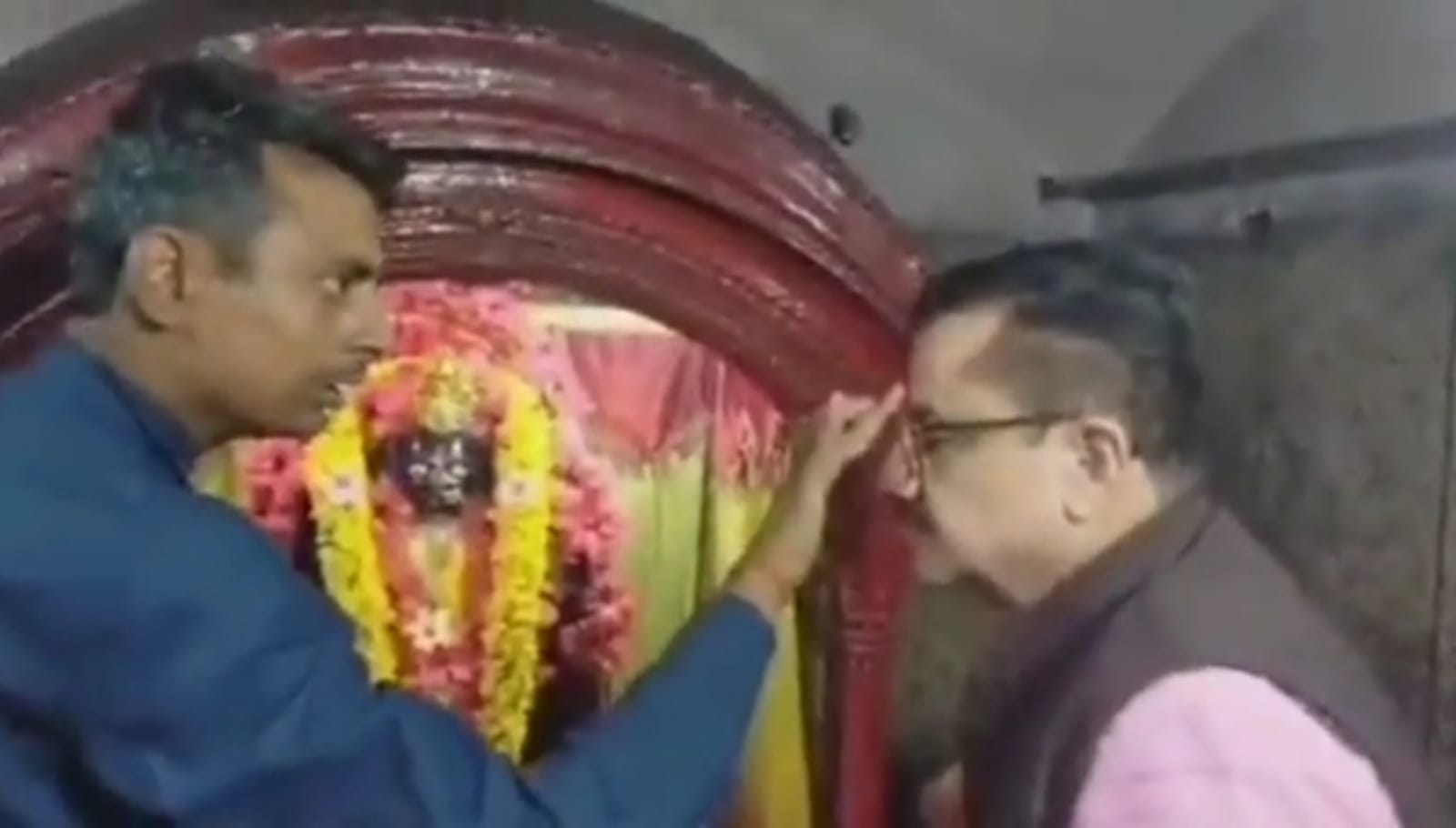 Wasim Rizvi convert to Hindu, Wasim Rizvi convert to Hindu in Dasna temple, Wasim Rizvi convert to sanatana dharma, Mahant Narasimha Ananda Sarawati, Uttar Pradesh Dasna temple, ಹಿಂದೂಗೆ ಮತಾಂತರಗೊಂಡ ವಸೀಂ ರಿಜ್ವಿ, ದಾಸ್ನಾ ದೇವಾಲಯದಲ್ಲಿ ಹಿಂದುಗೆ ವಸೀಂ ರಿಜ್ವಿ ಮತಾಂತರ, ಸನಾತನ ಧರ್ಮ ಸೇರಿದ ವಸೀಂ ರಿಜ್ವಿ, ಇಸ್ಲಾಂ ಬಿಟ್ಟು ಹಿಂದೂ ಸೇರಿದ ವಸೀಂ ರಿಜ್ವಿ, ಮಹಂತ್ ನರಸಿಂಹ ಆನಂದ ಸರಾವತಿ, ಉತ್ತರಪ್ರದೇಶ ದಾಸ್ನಾ ದೇವಾಲಯ,